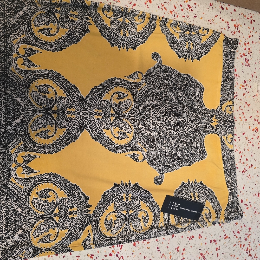 Elegant Yellow and Black Patterned Throw Blanket